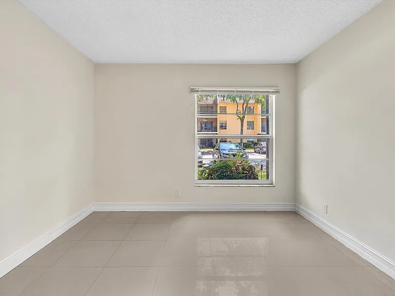 470 NW 20th St — Photo 35