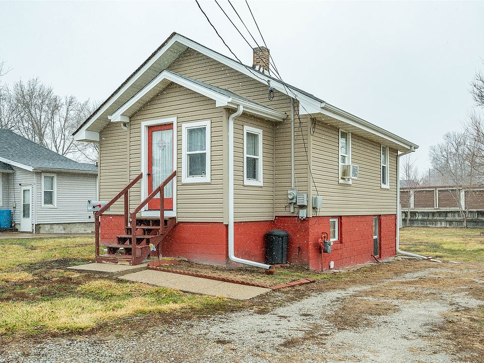 1st image of 814 N 2nd Ave E