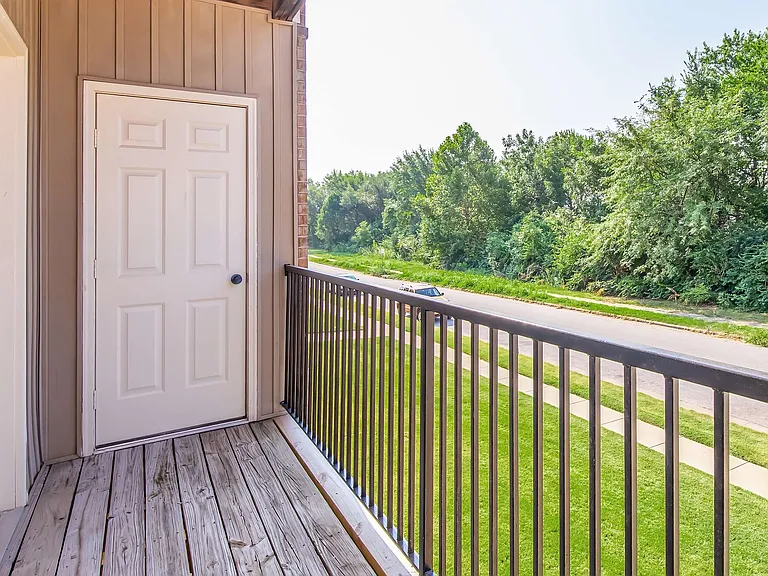 Scenic Station Apartments Patio
