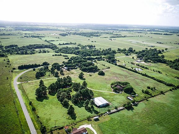 Location offers best of city and country - easy access to transportation and amenities but still giv