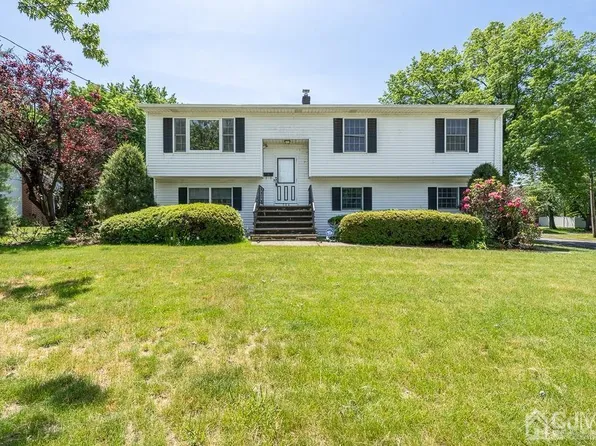 204 Maple St, Middlesex, NJ 08846