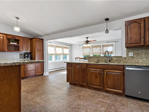 15 Bishop Ave, Seekonk, MA 02771