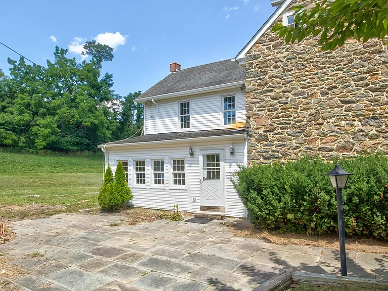 8215 Chestnut Grove Rd — Photo 3