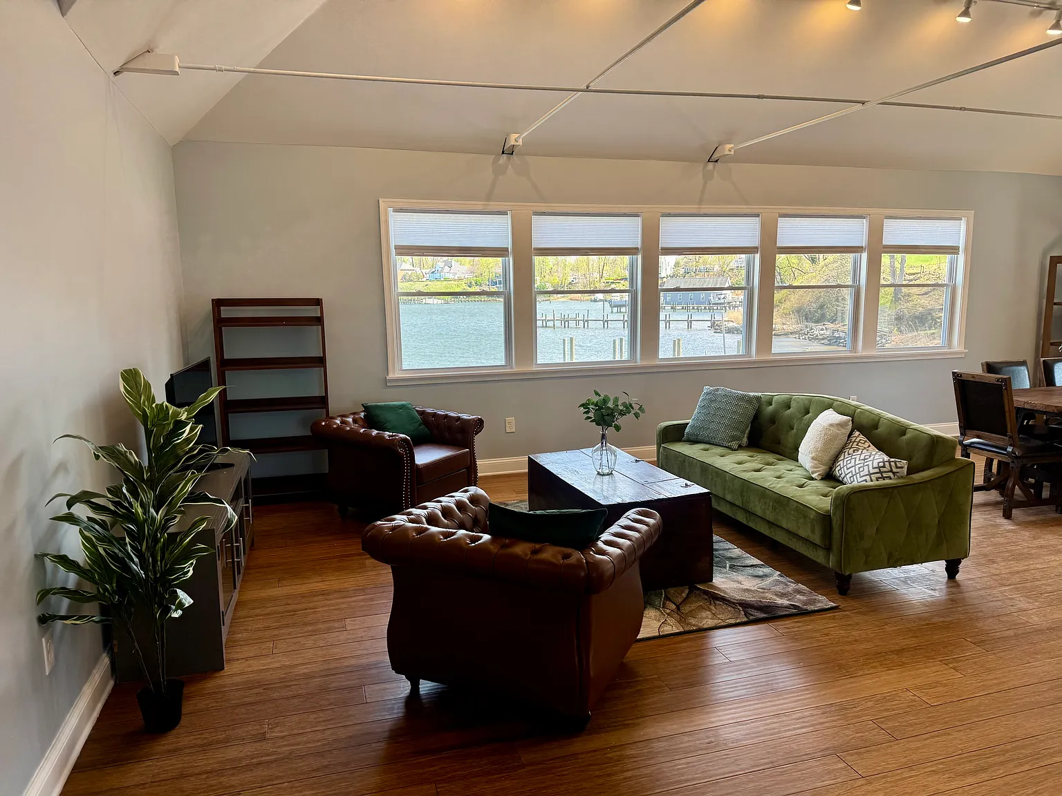 4 bed, 2000 sqft, $3,950 — Photo 2