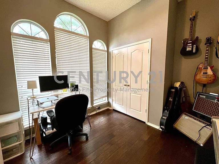11413 Huntington Rd — Photo 27