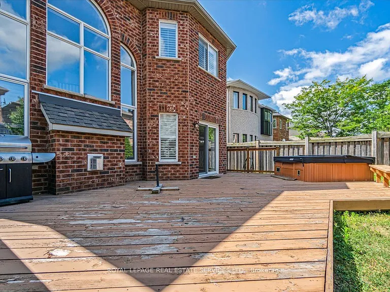 54 Stonebrook Cres — Photo 41