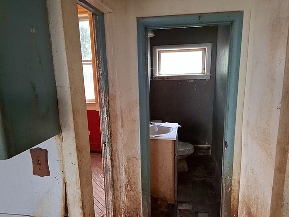 5th image of 904 Washington St