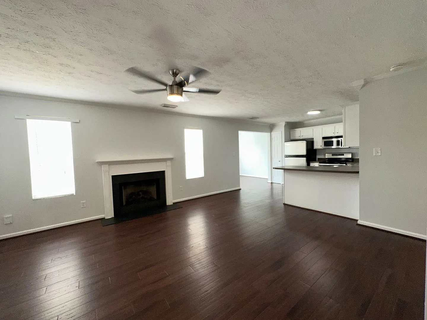 Lovely Single Family House! All Electric, Garage, Deck, Privacy Fenced Backyard, Pets Ok! — Photo 3