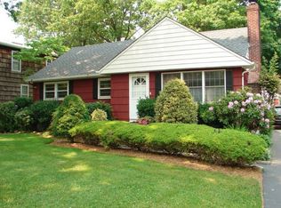 103 Monroe Dr, Centerport, NY 11721