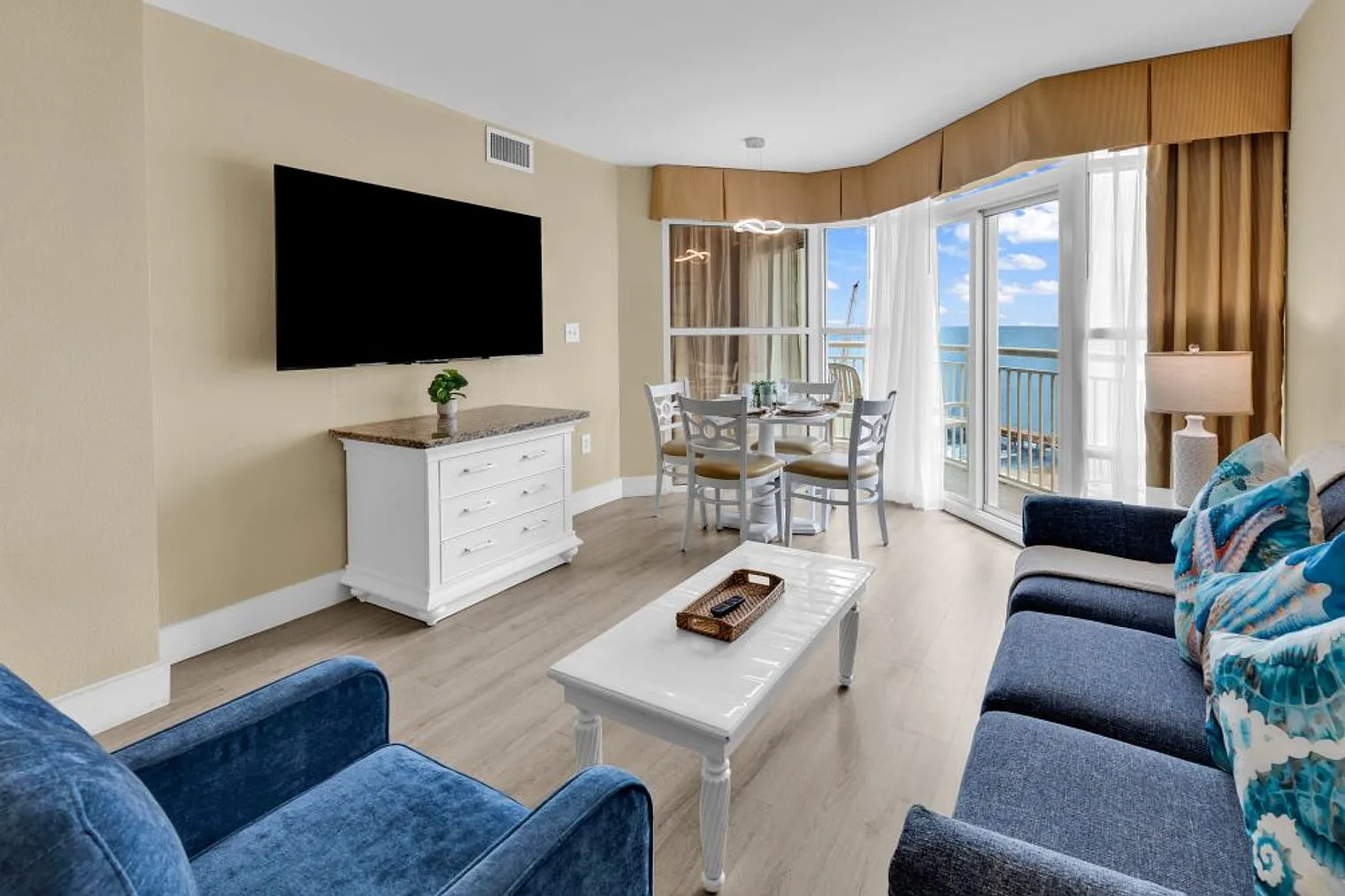 1 bed, 1.0 bath, 796 sqft, $2,390 — Photo 1
