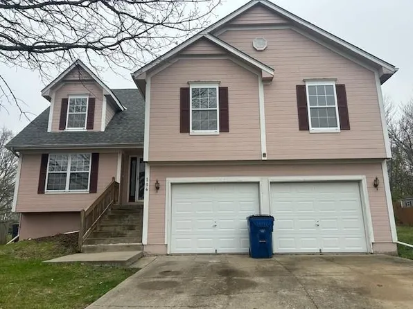 104 NE Stonebridge Ct, Blue Springs, MO 64014