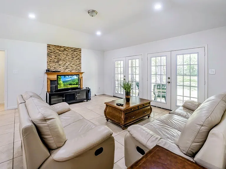 635 Chapel Hill Dr — Photo 6