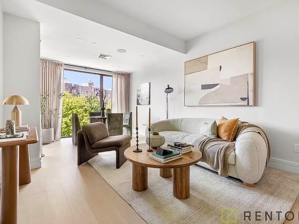 960 Franklin Ave #204