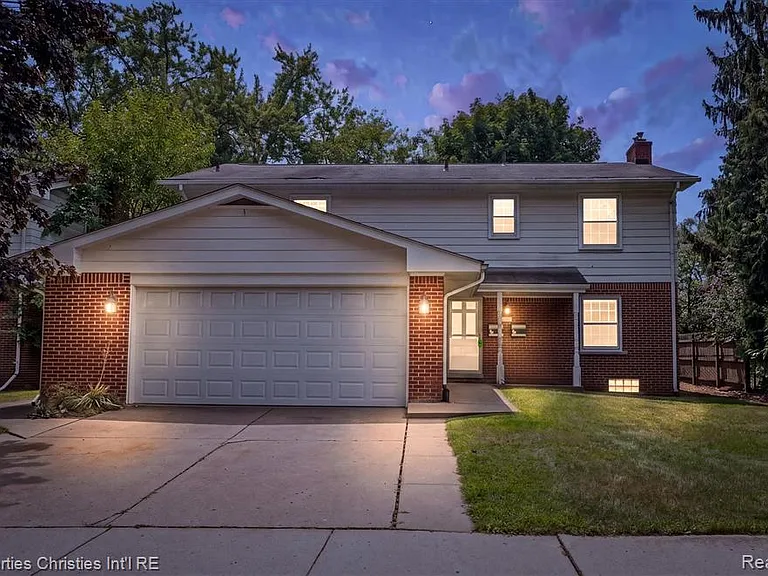 215 Woodsboro Dr — Photo 1
