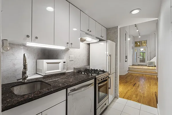 Rented by Avenues Real Estate | media 13