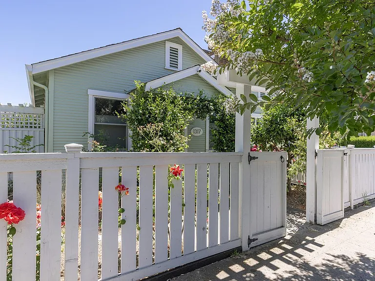 1317 C St — Photo 28