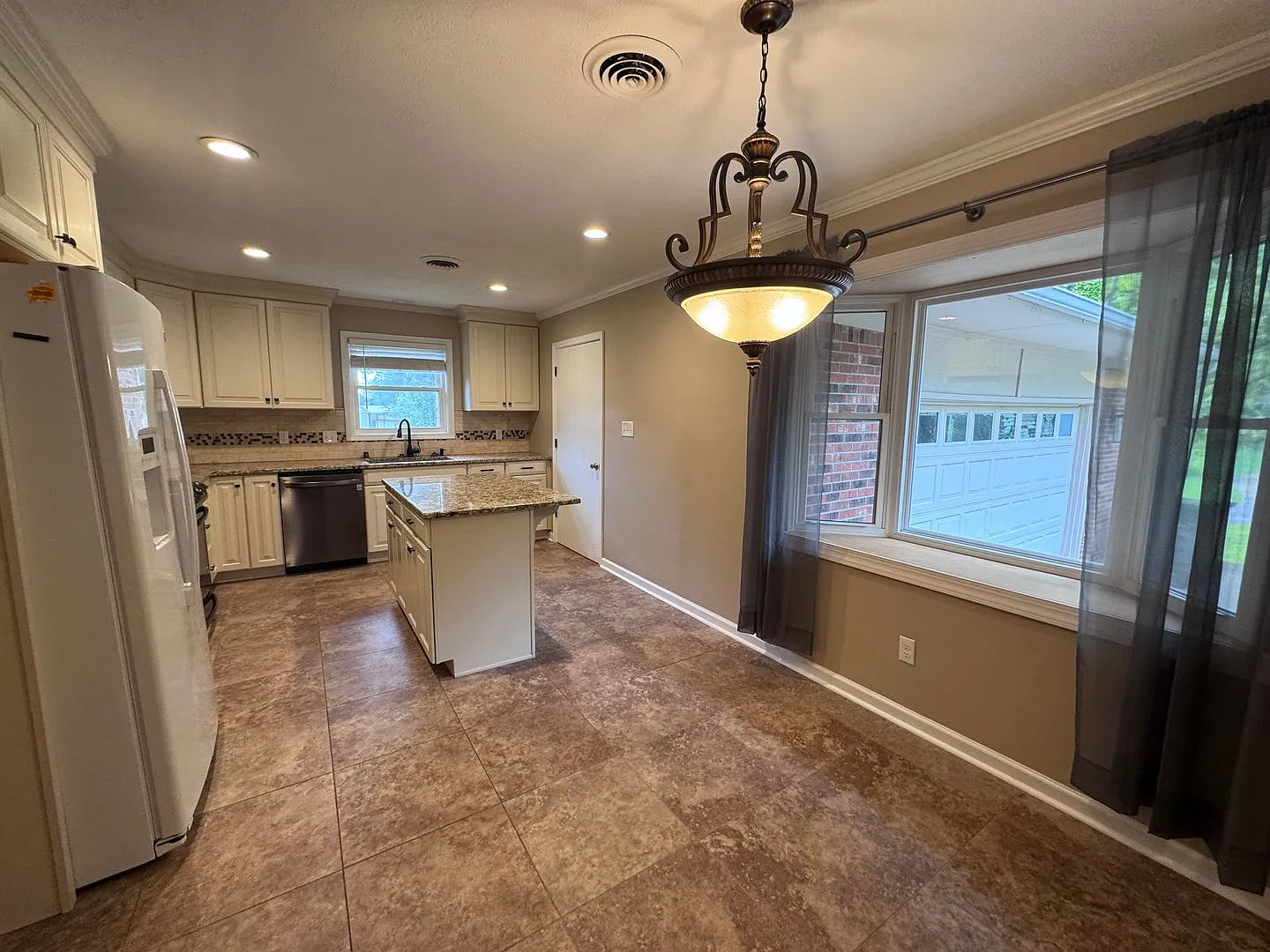 House 3 bedroom 2 bath in Lone Oak — Photo 4