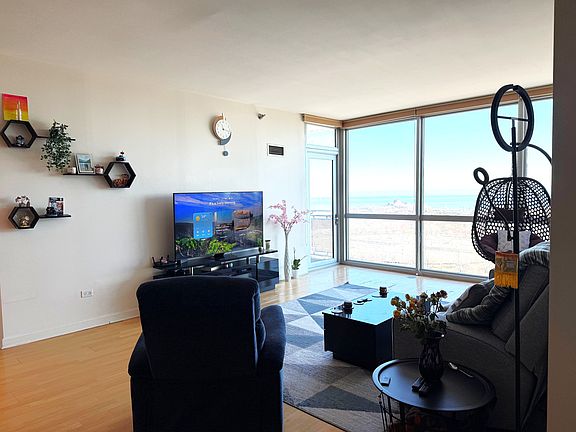 3rd image of 1841 S Calumet Ave APT 1605