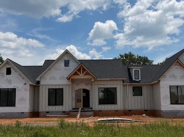 994 Bumblebee Ln, Wellford, SC 29385
