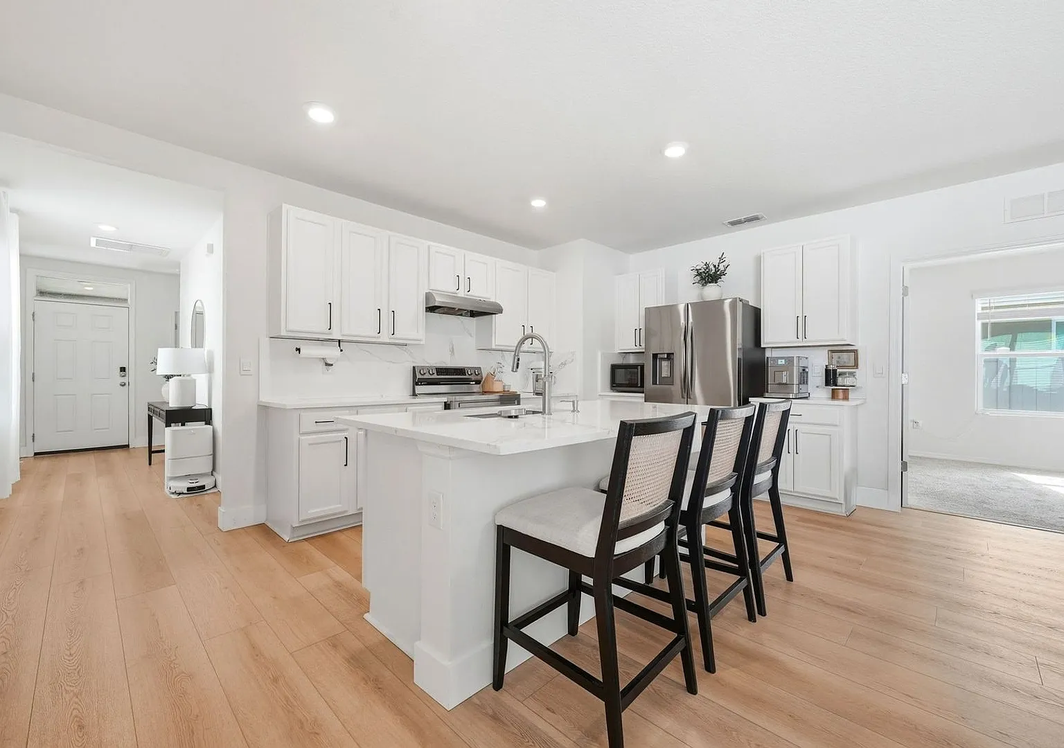 Luxurious 3 bed, 2 bath single family home. — Photo 3