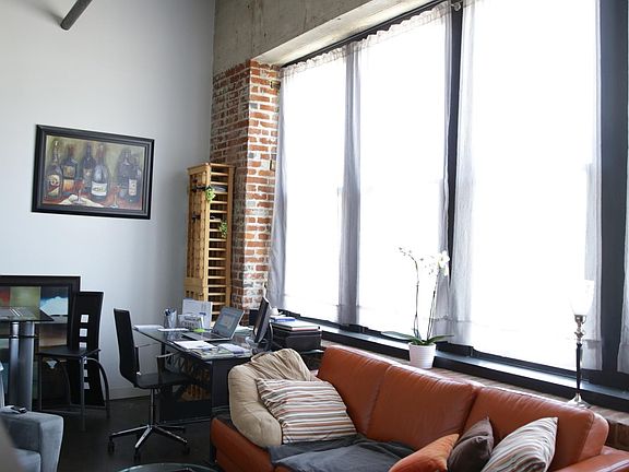 Beautiful Locust Street Facing Windows in Living Room / Dini