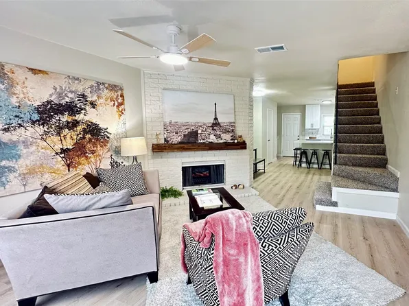 9434 Olde Village Ct, Dallas, TX 75227