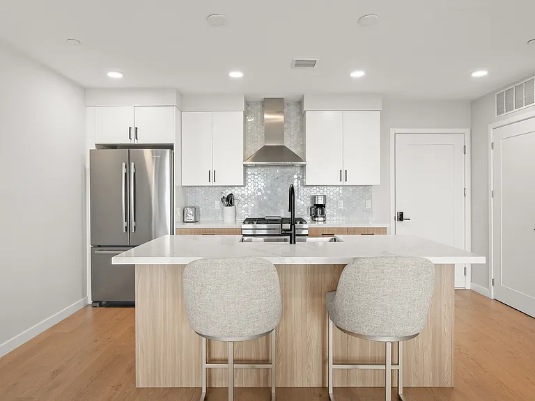 457 W Broadway #502 — Photo 4