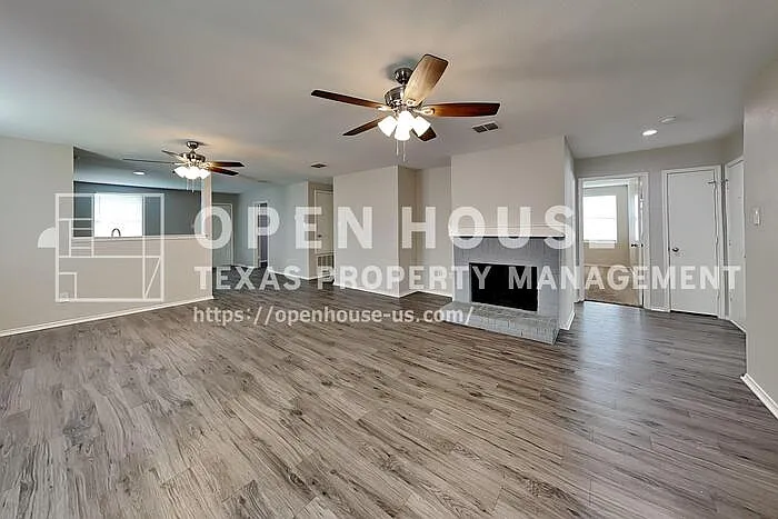 1417 Erin Dr — Photo 3