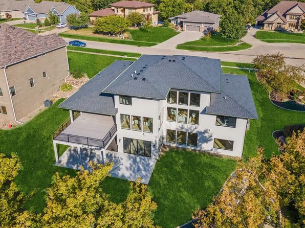 10518 NW 75th Pl, Johnston, IA 50131