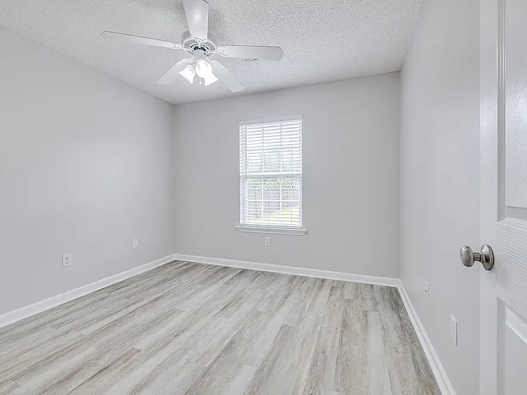 114 Mustang Dr — Photo 24