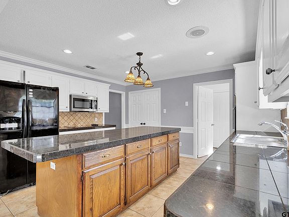 5th image of 3315 Oak Village Dr