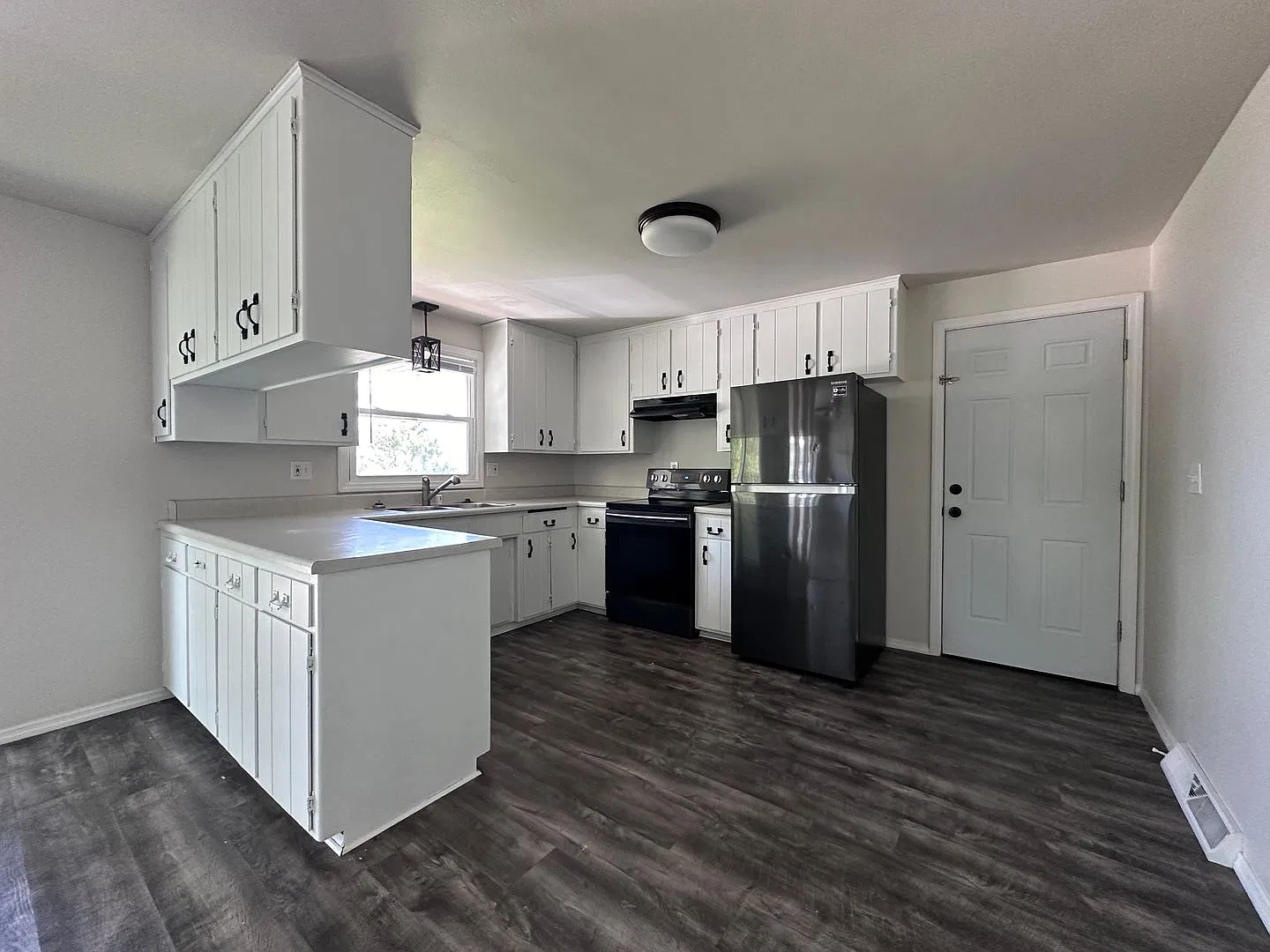 2746 - 2748 Nicolet Dr - Duplex — Photo 1