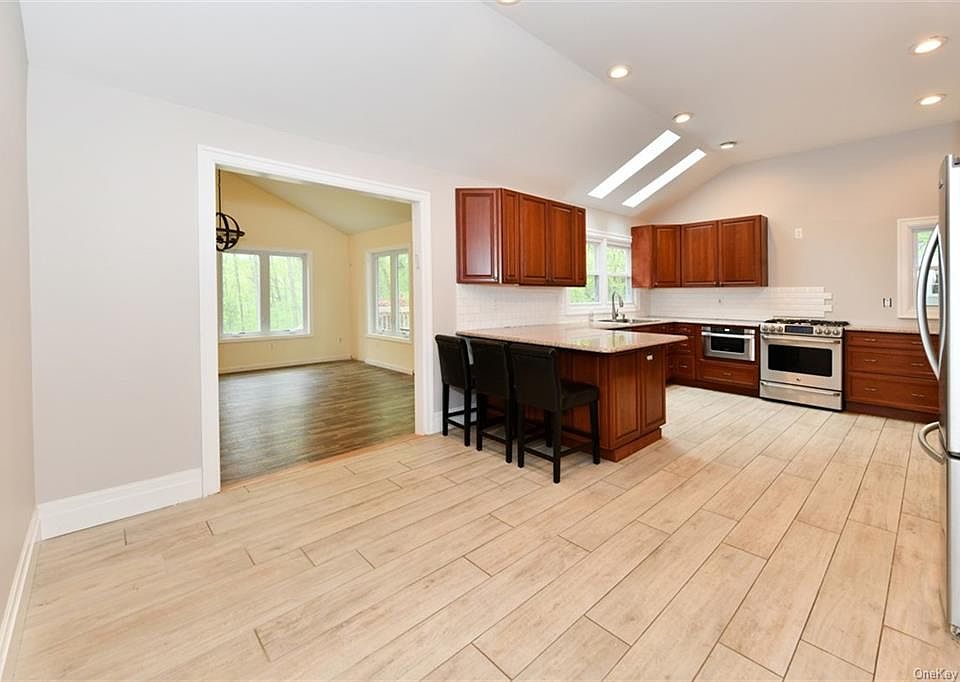 1st image of 11 Brookview Blvd