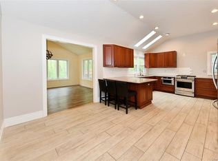 11 Brookview Blvd, Chestnut Ridge, NY 10977