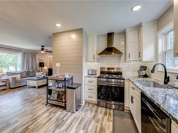 7550 Booth Dr, Prairie Village, KS 66208
