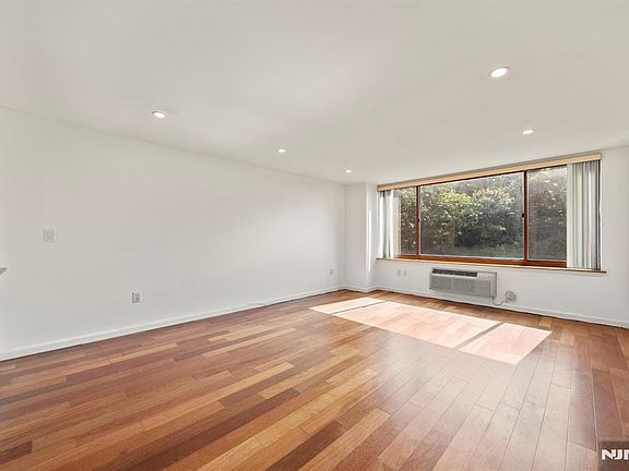5th image of 100 Old Palisade Rd APT 914