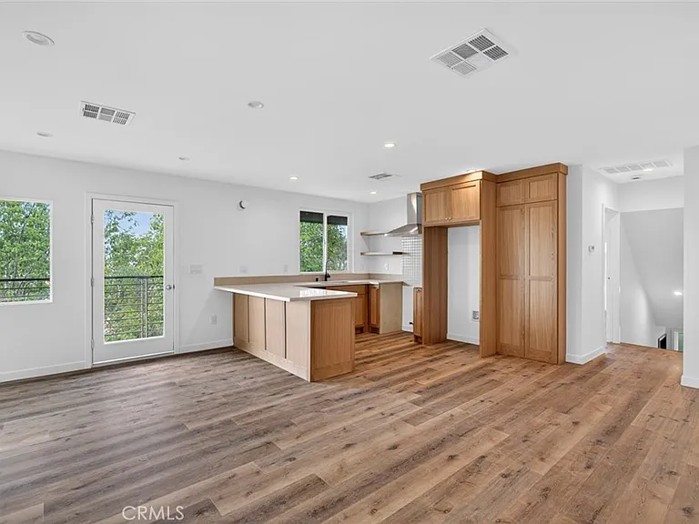 901 Micheltorena St — Photo 4