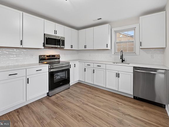 5th image of 36 Lakebridge Dr