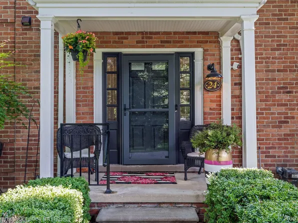 24 Barbour Ln, Bloomfield Hills, MI 48304