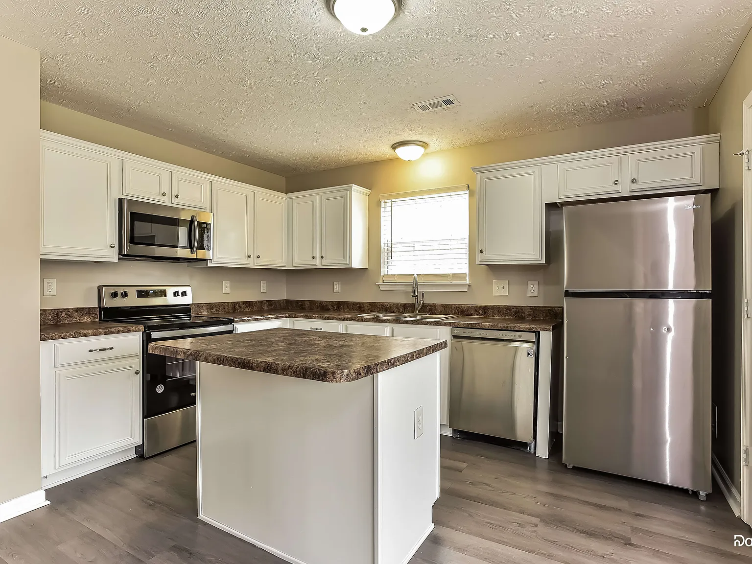 3 bed, 2.5 bath, 1812 sqft, $2,185 — Photo 3