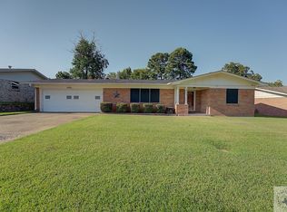 916 Mimosa Dr, Wake Village, TX 75501