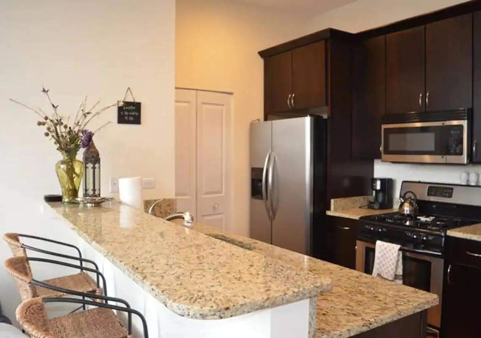 Lakeview Condo quality 1 bedroom unit — Photo 1