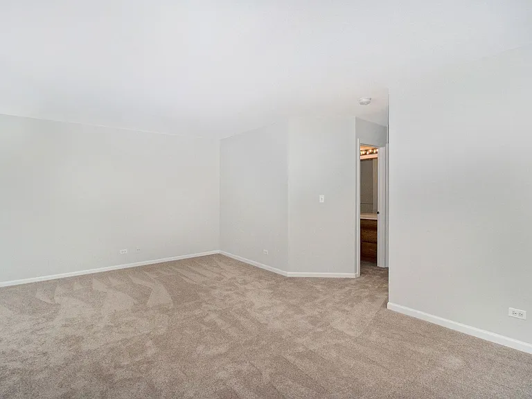 409 Metropolitan St — Photo 14
