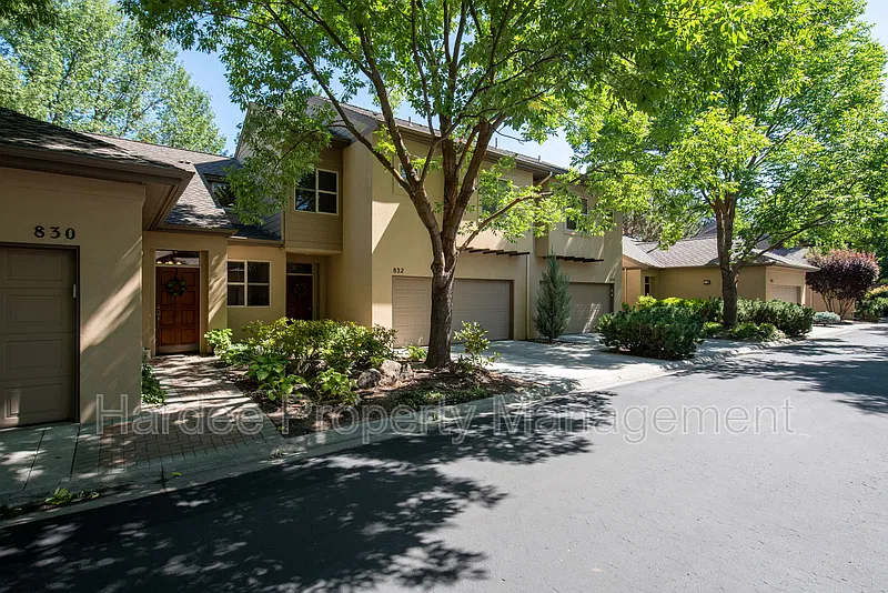 2 bed, 2.0 bath, 1696 sqft, $3,100 — Photo 2