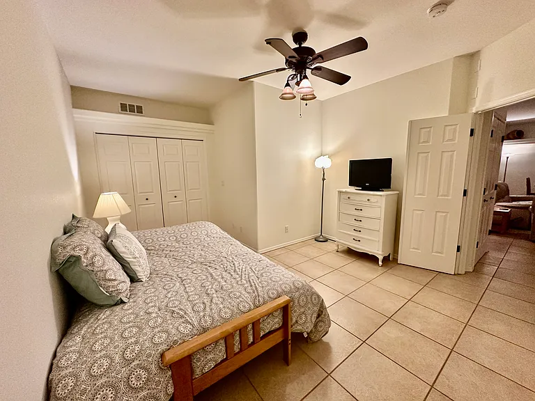 Den w Queen Futon, TV, Laundry