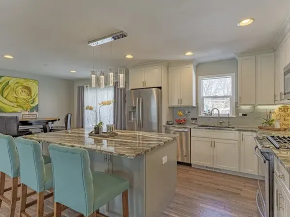 904 S Summit St, Barrington, IL 60010