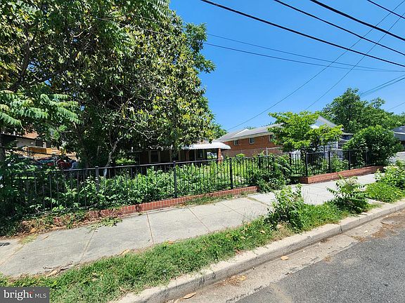 4th image of 4506 Brooks St NE