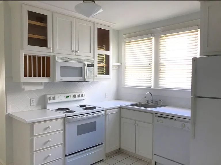 429 Walnut St #1 — Photo 4