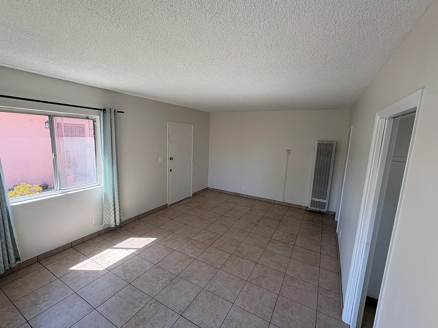 2 bed, 875 sqft, $2,400 — Photo 4