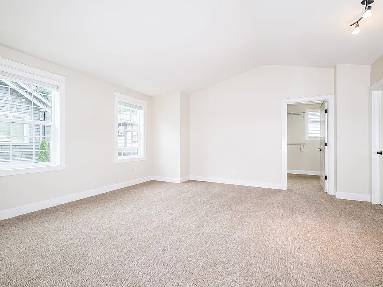 2170 NE Morgan Ln — Photo 9